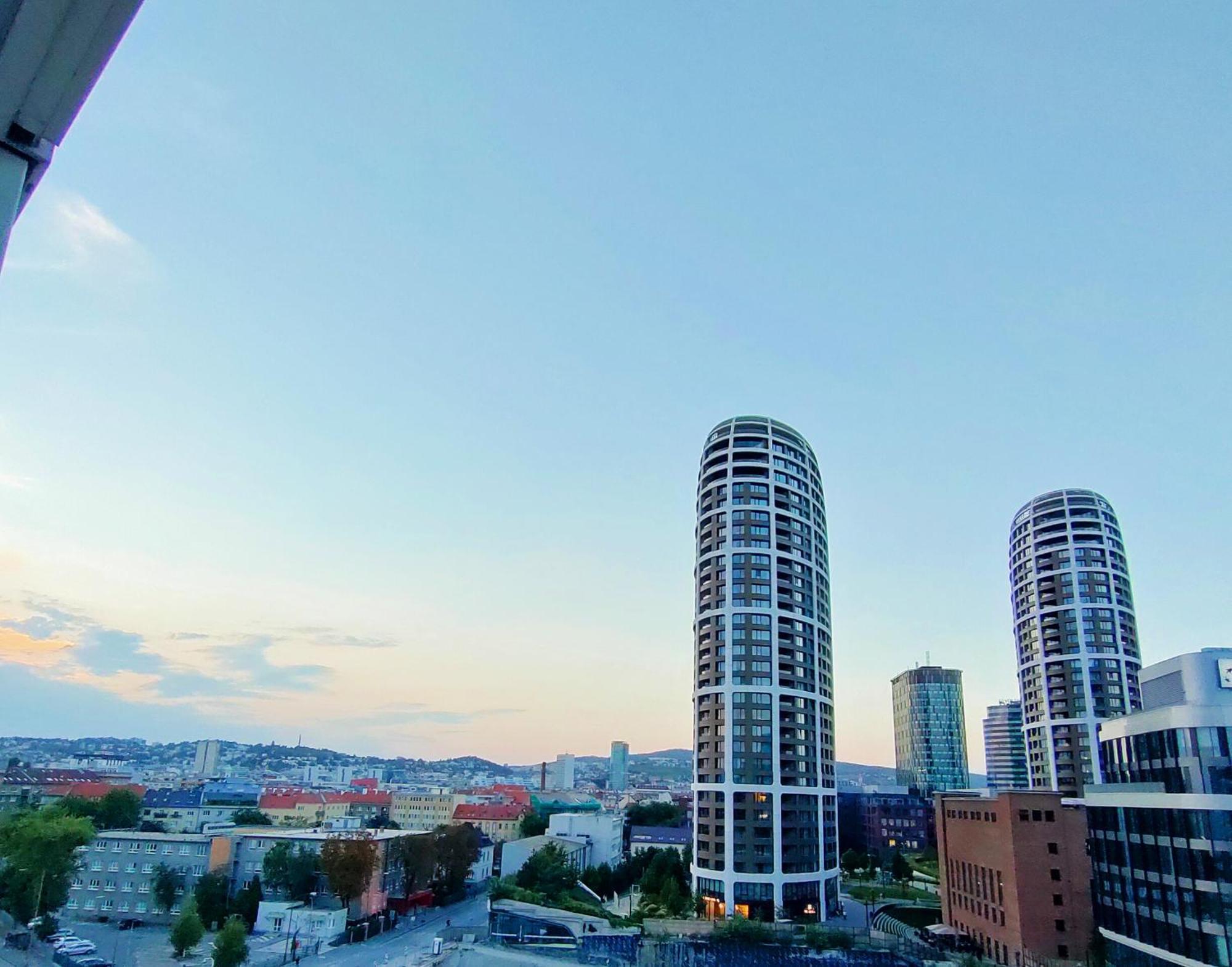 Sag Panorama City Free Parking Bratislava Bagian luar foto